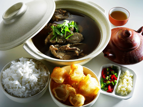 马来西亚菜八股德，一壶中国茶，一杯中国茶，一碗剁碎的油茶葵，一碗米饭，辣椒和大蒜