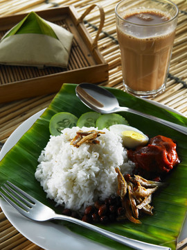 马来西亚食品包：包好的nasi lemak，一包即食nasi lemak和一杯teh tarik