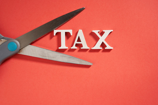 减税的象征是用剪刀剪掉“税”这个词