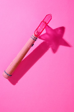 粉色背景上的粉色魔杖