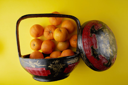 中国新年-黄底传统容器柑桔