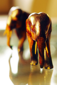 室内拍摄的木制大象作为装饰物品