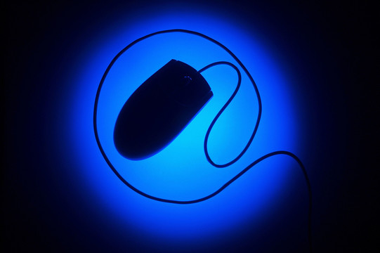 蓝光下电脑鼠标轮廓的顶角视图