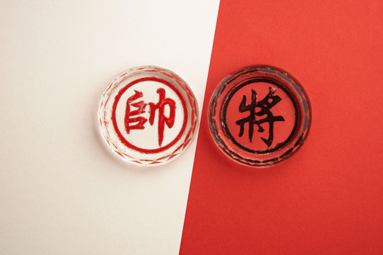 两位将军之间的较量——中国象棋（左译均为将军或国王）红色背景玻璃象棋