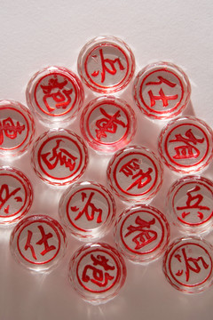 中国象棋（翻译：国王或将军，骑士，枪，卒，车比斯库）红色背景上的玻璃象棋