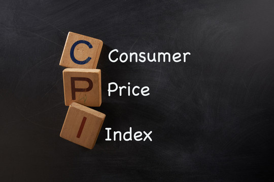 彩色木制字母建筑词CPI-消费物价指数缩写词在黑板上