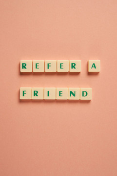参考一个朋友的话写在方形块上的粉彩橙色背景。参考表格上的朋友文字，概念