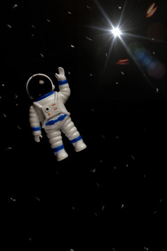 太空人玩具在黑暗背景下的平面布局。