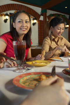 女商人吃午餐