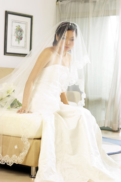 穿着婚纱的新娘看起来金碧辉煌