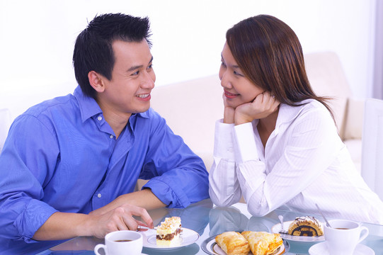 一个女人在一起吃早餐的时候欣赏她的伴侣的脸