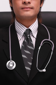 一个穿着黑色西装，肩上挂着听诊器的男人的肖像