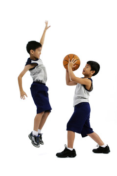 两个男孩在白色背景上打篮球