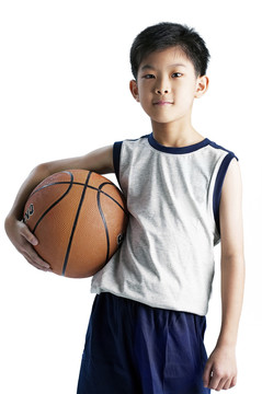 男孩拿着篮球的特写镜头