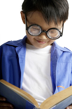 戴着厚眼镜看书的男孩