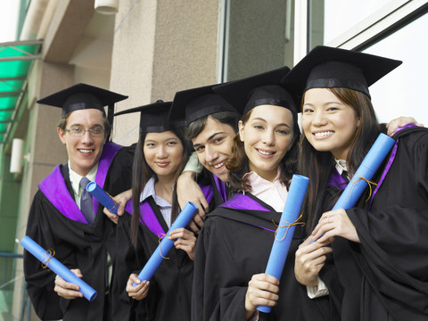 身着毕业礼服的大学生在镜头前合影