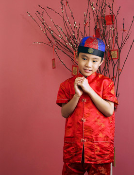 一个男孩向人们问候一个快乐的中国新年