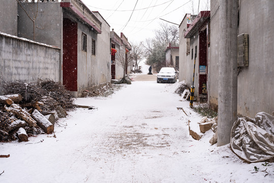 乡村街道雪景