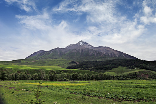 蓝天白云下的山峰