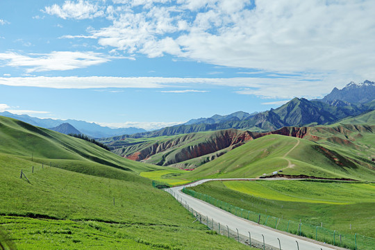 蓝天白云山间公路