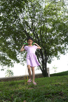 在公园里玩跳绳的女孩