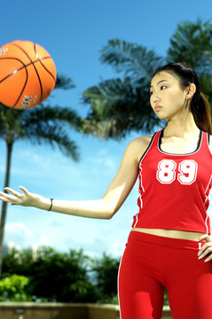 打篮球的女人