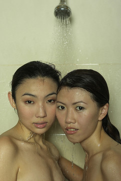 两个女人一起洗澡