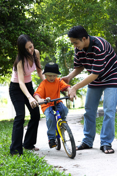 父母教儿子如何骑自行车