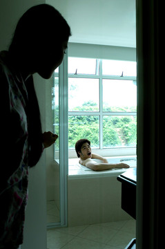 女人偷看男人洗澡的剪影