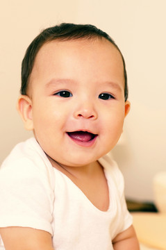 婴儿微笑的特写照片