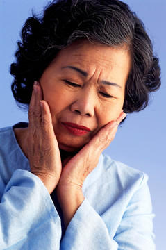 一位老妇人牙痛的摄影棚照片