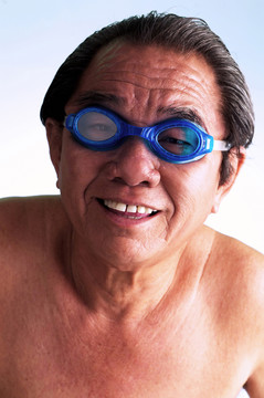 一个赤膊老人戴着护目镜的摄影棚镜头