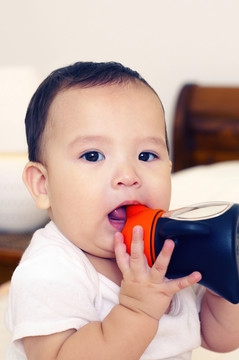 一个可爱的婴儿喝水的特写照片