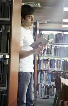 站在图书馆看书的年轻人