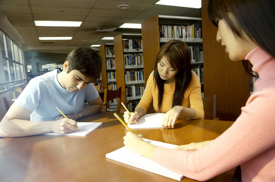 在图书馆学习的大学生