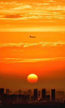 人在归途之夕阳伴归途