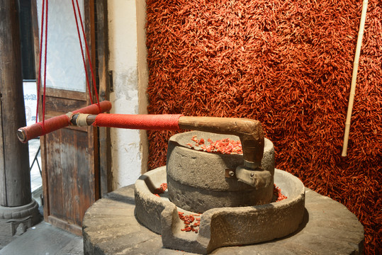 四川式辣椒加工作坊的石磨