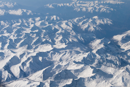 西安到拉萨飞机上航拍雪山