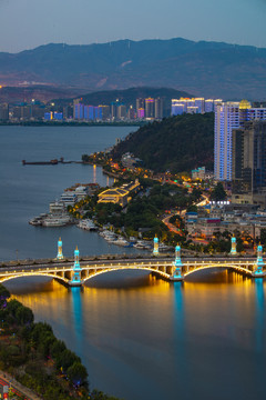 云南大理下关城市夜景