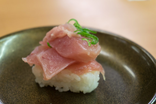 金枪鱼中鱼腩刺身寿司