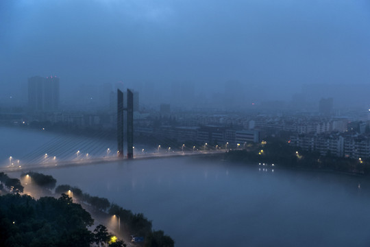 雨雾黎明城市风景