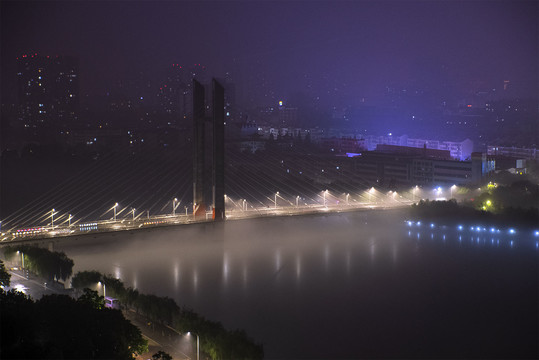 城市雨雾夜色图片