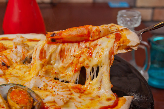 铲起一块大虾披萨