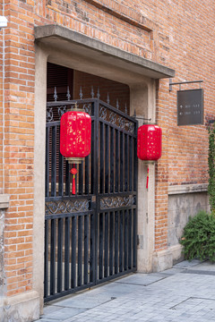 上海弄堂老房子大铁门