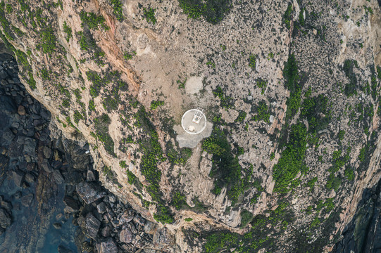 航拍海边山崖和灯塔