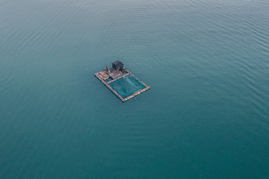 航拍漂浮在海上的渔排