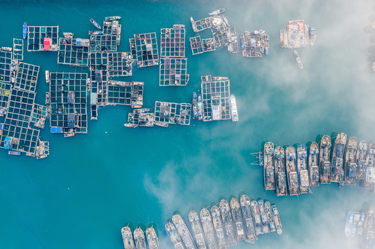 海上的渔船渔排航拍景观
