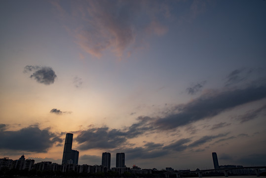城市晚霞天空