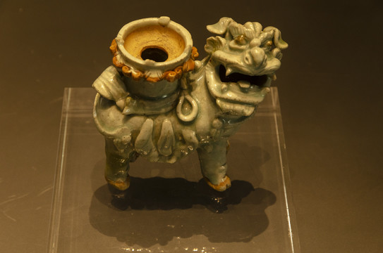 元代景德镇窑青白釉瓷塑麒麟烛台