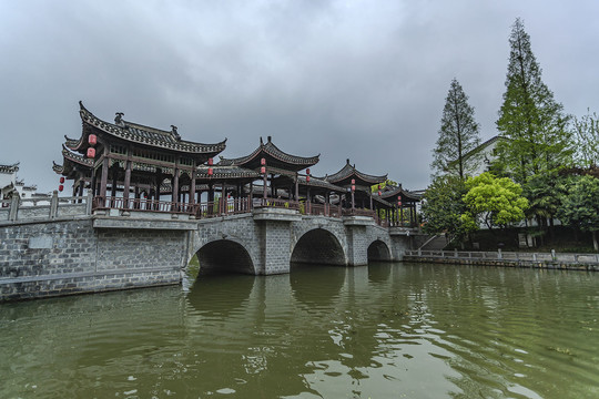 三河古镇对越桥摄影图